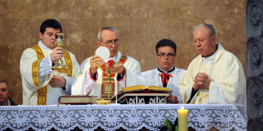 Zadar, 240411.
Uskrsnju misu u katedrali Sv. Stosije predvodio je zadarski nadbiskup Zelimir Puljic.
Foto : Andrija Lucic / cropix Zadar, 240411.
Uskrsnju misu u katedrali Sv. Stosije predvodio je zadarski nadbiskup Zelimir Puljic.
Foto : Andrija Lucic / cropix
