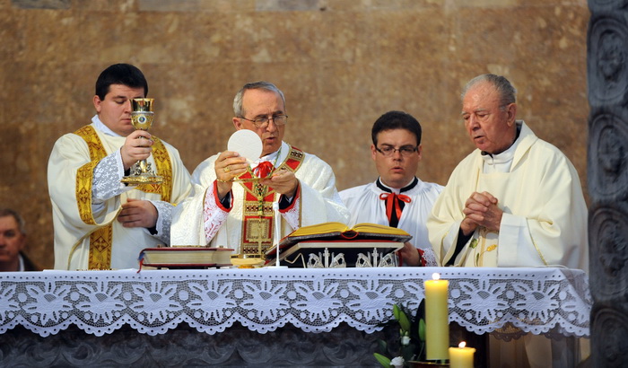 Zadar, 240411.
Uskrsnju misu u katedrali Sv. Stosije predvodio je zadarski nadbiskup Zelimir Puljic.
Foto : Andrija Lucic / cropix