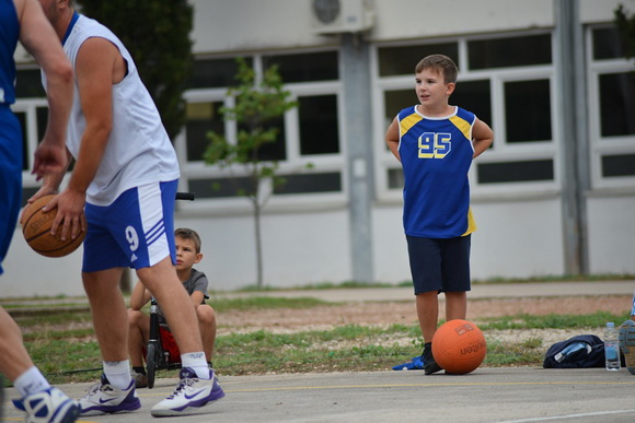 U povodu blagdana Kraljice Mira u Stanovima odigrana utakimica između veterana KK Zadar i Stanova, Foto: Iva Perinčić U povodu blagdana Kraljice Mira u Stanovima odigrana utakimica između veterana KK Zadar i Stanova, Foto: Iva Perinčić