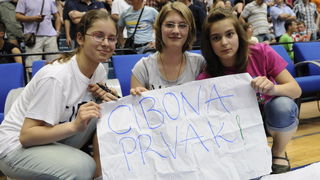 Zagreb, 100610.
Savska cesta 30, kosarkaski centar Drazen Petrovic, seniori, susret KK Cibona i KK Zadar, 5. odlucujuca utakmica za naslov prvaka Hrvatske.
Na slici: navijacice Cibone.
Foto: Damir Krajac / CROPIX Zagreb, 100610.
Savska cesta 30, kosarkaski centar Drazen Petrovic, seniori, susret KK Cibona i KK Zadar, 5. odlucujuca utakmica za naslov prvaka Hrvatske.
Na slici: navijacice Cibone.
Foto: Damir Krajac / CROPIX