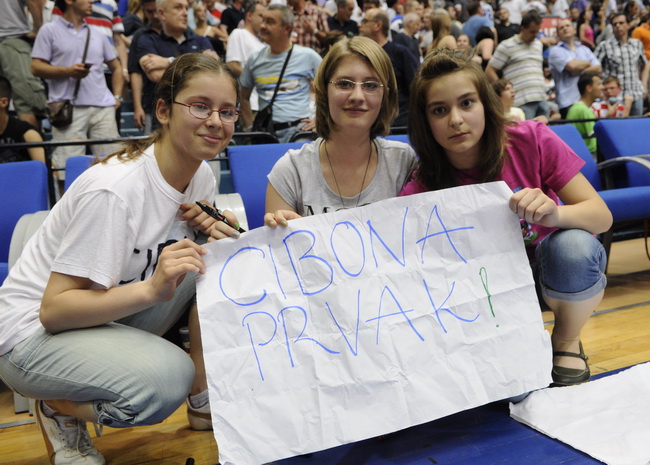 Zagreb, 100610.
Savska cesta 30, kosarkaski centar Drazen Petrovic, seniori, susret KK Cibona i KK Zadar, 5. odlucujuca utakmica za naslov prvaka Hrvatske.
Na slici: navijacice Cibone.
Foto: Damir Krajac / CROPIX Zagreb, 100610.
Savska cesta 30, kosarkaski centar Drazen Petrovic, seniori, susret KK Cibona i KK Zadar, 5. odlucujuca utakmica za naslov prvaka Hrvatske.
Na slici: navijacice Cibone.
Foto: Damir Krajac / CROPIX