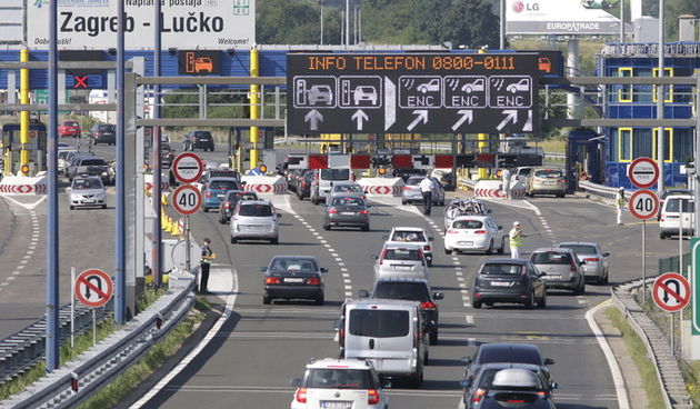 guzva, Naplatna postaja Lucko.Danas oko 9h ujutro na naplatnoj postaji Lucko u smjeru Rijeke i Splita nisu se stvarale nikakve guzve niti zastoji.Na slici: Naplatna postaja Lucko bez guzve i zastoja.Foto: Nenad Dugi / CROPIX