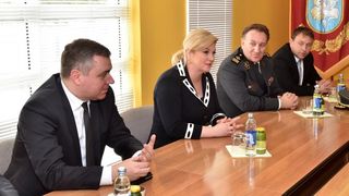 Predsjednica Kolinda Grabar Kitarović položila vijenac i zapalila svijeće za žrtve Škabrnje, Foto: Dino Stanin/PIXSELL