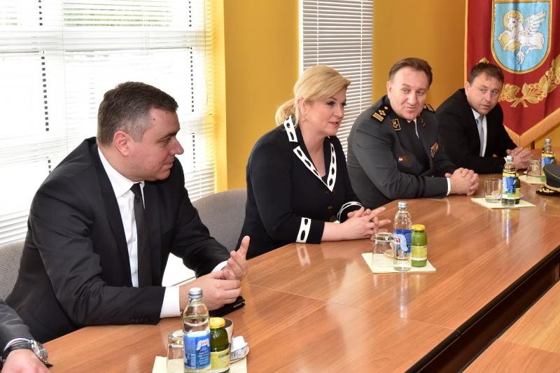 Predsjednica Kolinda Grabar Kitarović položila vijenac i zapalila svijeće za žrtve Škabrnje, Foto: Dino Stanin/PIXSELL