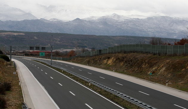 Zadar, 21012011
Zbog jake bure i snjega otezan je promet izmedju Dalmacije i ostatka Hrvatske.Autocesta A1 izmedju Sv.Roka i Posedarja zatvorena je za sav promet pa se promet odvijao   peko Prezida izmedju Gracaca i Obrovca.
Na slici : autocesta bez vozil