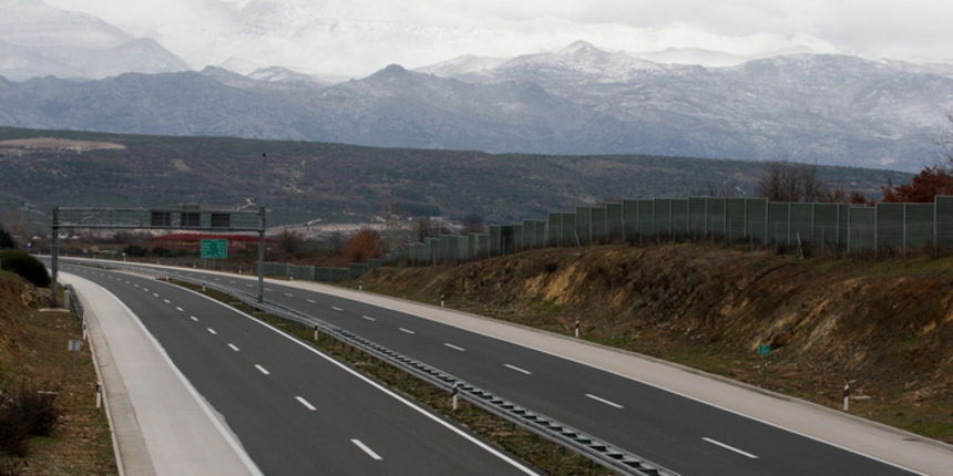 Zadar, 21012011
Zbog jake bure i snjega otezan je promet izmedju Dalmacije i ostatka Hrvatske.Autocesta A1 izmedju Sv.Roka i Posedarja zatvorena je za sav promet pa se promet odvijao peko Prezida izmedju Gracaca i Obrovca.
Na slici : autocesta bez vozil Zadar, 21012011
Zbog jake bure i snjega otezan je promet izmedju Dalmacije i ostatka Hrvatske.Autocesta A1 izmedju Sv.Roka i Posedarja zatvorena je za sav promet pa se promet odvijao peko Prezida izmedju Gracaca i Obrovca.
Na slici : autocesta bez vozil