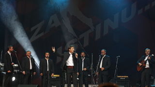 Split, 130610.
U Spaladium Areni odrzan je koncert na kojem je prikupljan novac koji ce biti iskoristen za pravnu pomoc hrvatskim generalima koji odgovaraju u Haagu i pred hrvatskim pravosudjem. Nastupali su Thompson, Oliver Dragojevic, KUD Cambi, Dalmati Split, 130610.
U Spaladium Areni odrzan je koncert na kojem je prikupljan novac koji ce biti iskoristen za pravnu pomoc hrvatskim generalima koji odgovaraju u Haagu i pred hrvatskim pravosudjem. Nastupali su Thompson, Oliver Dragojevic, KUD Cambi, Dalmati