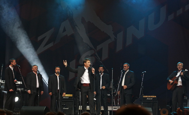 Split, 130610.
U Spaladium Areni odrzan je koncert na kojem je prikupljan novac koji ce biti iskoristen za pravnu pomoc hrvatskim generalima koji odgovaraju u Haagu i pred hrvatskim pravosudjem. Nastupali su Thompson, Oliver Dragojevic, KUD Cambi, Dalmati Split, 130610.
U Spaladium Areni odrzan je koncert na kojem je prikupljan novac koji ce biti iskoristen za pravnu pomoc hrvatskim generalima koji odgovaraju u Haagu i pred hrvatskim pravosudjem. Nastupali su Thompson, Oliver Dragojevic, KUD Cambi, Dalmati