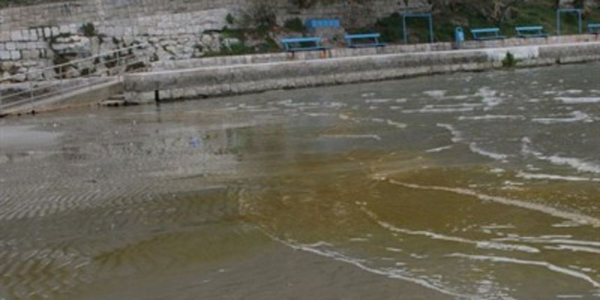 Nafta na plaži Bačvice (foto: Leo Nikolić) Nafta na plaži Bačvice (foto: Leo Nikolić)