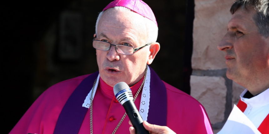 Zadar, 020410.
Krizni put Hrvatske vojske i policije na brdu Kamenjak kod Stankovaca predvodio je vojni ordinarij u RH biskup Juraj Jezerinac. Na brdu Kamenjak je jama u koju su 1944. godine bacena mnoga tijela. Na tom je mjestu nakon Domovinskog rata pod Zadar, 020410.
Krizni put Hrvatske vojske i policije na brdu Kamenjak kod Stankovaca predvodio je vojni ordinarij u RH biskup Juraj Jezerinac. Na brdu Kamenjak je jama u koju su 1944. godine bacena mnoga tijela. Na tom je mjestu nakon Domovinskog rata pod