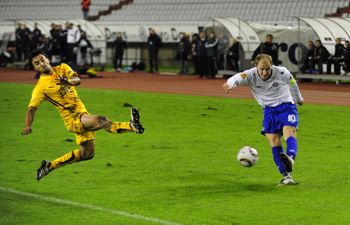 Split, 011210. 
Stadion HNK Hajduka u Poljudu.    
UEFA Europska liga utakmica HNK Hajduk – FC AEK. 
Na slici: Senijad Ibricic puca.
Foto: Nikola Vilic / CROPIX