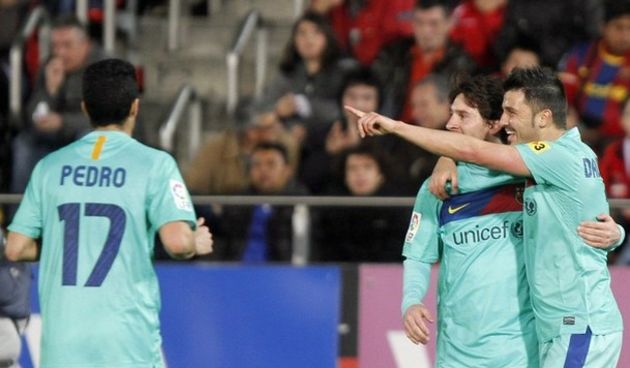 Barcelona’s David Villa (R) celebrates his goal against Mallorca with teammate Lionel Messi in front of Pedro Rodriguez // Reuters