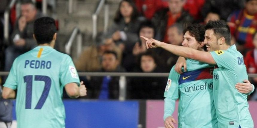 Barcelona’s David Villa (R) celebrates his goal against Mallorca with teammate Lionel Messi in front of Pedro Rodriguez // Reuters