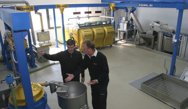 Zadar, 141009.Uljara Zadar na Novome Bokanjcu najsuvremenija je u Hrvatskoj, opremljena je najmodernijim strojevima talijanskog proizvodjaca Pieralisi. Otvorena je u sastavu tvrtke Ekovet vlasnika Petra Anica iz Zadra. Montazu je obavio strucni tim na ce