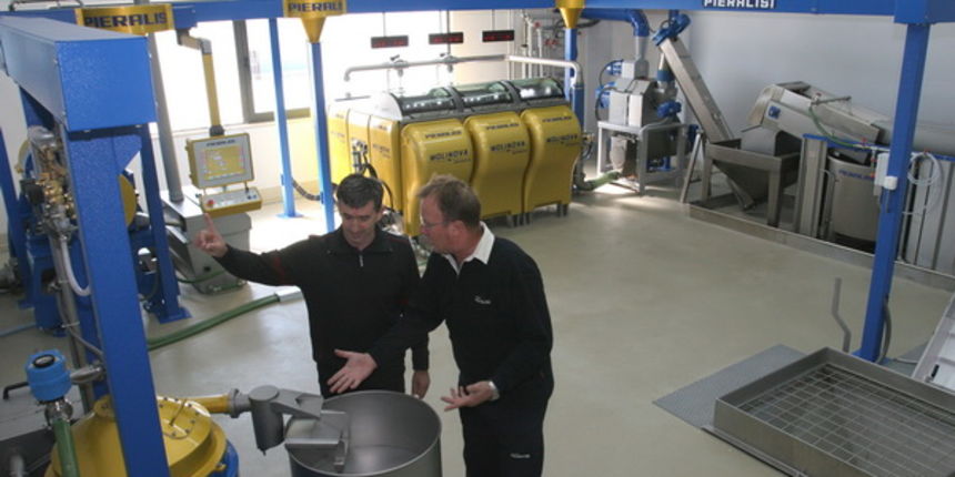 Zadar, 141009.Uljara Zadar na Novome Bokanjcu najsuvremenija je u Hrvatskoj, opremljena je najmodernijim strojevima talijanskog proizvodjaca Pieralisi. Otvorena je u sastavu tvrtke Ekovet vlasnika Petra Anica iz Zadra. Montazu je obavio strucni tim na ce Zadar, 141009.Uljara Zadar na Novome Bokanjcu najsuvremenija je u Hrvatskoj, opremljena je najmodernijim strojevima talijanskog proizvodjaca Pieralisi. Otvorena je u sastavu tvrtke Ekovet vlasnika Petra Anica iz Zadra. Montazu je obavio strucni tim na ce