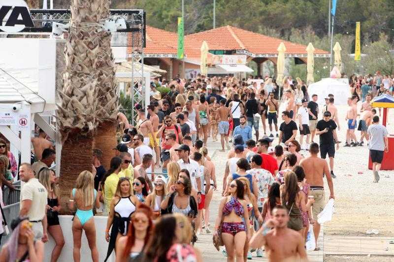 Zrće: Drugi dan Hideout festivala privukao je mnogobrojnu publiku na after beach party, Photo: Luka Stanzl/PIXSELL Zrće: Drugi dan Hideout festivala privukao je mnogobrojnu publiku na after beach party, Photo: Luka Stanzl/PIXSELL