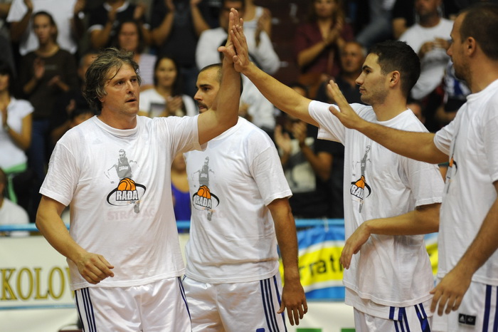 Zadar, 230912
Dvorana Jazine.
Humanitarna utakmica “Za Stephanie smo vratili kosarku u Jazine” na kojoj su nastupile brojne bivse zvijezde KK Zadra poput Dina Radje, Arijana Komazeca, Gordana Giriceka i drugih.
Na fotografiji: zadarski performer Enio Mes Zadar, 230912
Dvorana Jazine.
Humanitarna utakmica “Za Stephanie smo vratili kosarku u Jazine” na kojoj su nastupile brojne bivse zvijezde KK Zadra poput Dina Radje, Arijana Komazeca, Gordana Giriceka i drugih.
Na fotografiji: zadarski performer Enio Mes