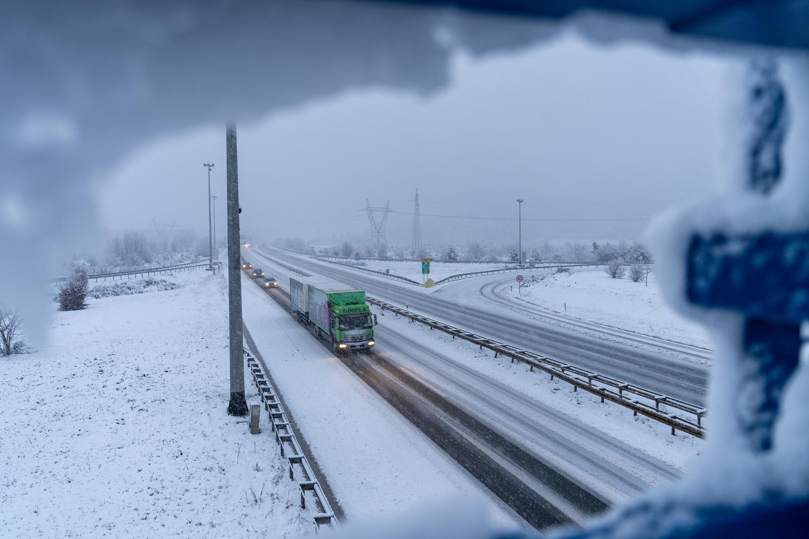 Snijeg i zimski uvjeti kod čvora Gospić na autocesti A1