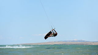 Nin, Zadar, 160712
Kitesurferi su iskoristili vjetrovit dan za uzivanje na plazi Zdrijac kraj Nina gdje se inace nalazi i kitesurfing skola.
Foto: Luka Gerlanc / CROPIX