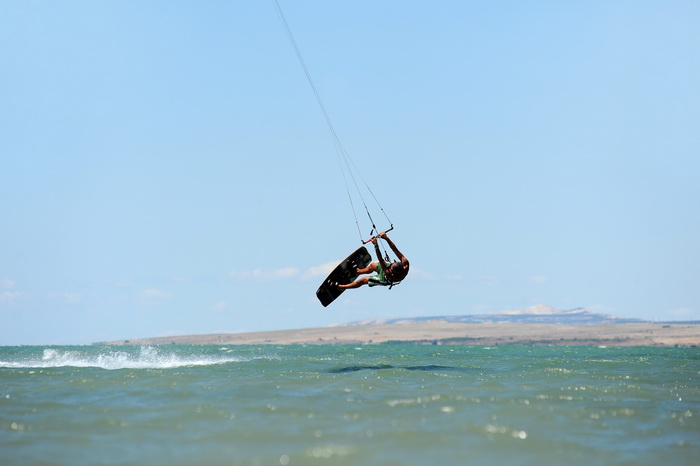 Nin, Zadar, 160712
Kitesurferi su iskoristili vjetrovit dan za uzivanje na plazi Zdrijac kraj Nina gdje se inace nalazi i kitesurfing skola.
Foto: Luka Gerlanc / CROPIX