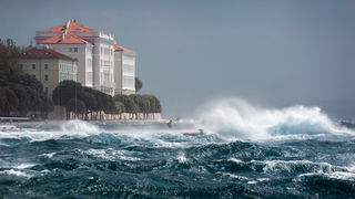 Zadar, 260812
Olujno nevrijeme sa jakim zapadnim vjetrom zahvatilo je u ranim popodnevnim satima zadarsko podrucje na radost brojnih turista i Zadrana koji su uzivali u prekrasnim prizorima, ali isto tako i na nesrecu mnogih nauticara kojima je ovakva olu