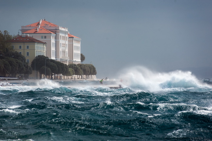 Zadar, 260812
Olujno nevrijeme sa jakim zapadnim vjetrom zahvatilo je u ranim popodnevnim satima zadarsko podrucje na radost brojnih turista i Zadrana koji su uzivali u prekrasnim prizorima, ali isto tako i na nesrecu mnogih nauticara kojima je ovakva olu