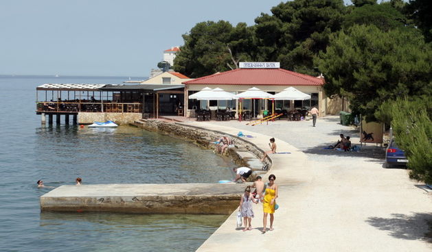 Zadar,150610.
Medussa Bar koji se nalazi na gradskoj plazi Kolovare je top tema gradskoj vlasti.
Objekt je ogromnih gabarita,prosiren je na okolno    zemljiste,na pomorsko dobro i na samo more i to bez ikakve gradjevinske ili bilo kakve druge dozvole.
Fot