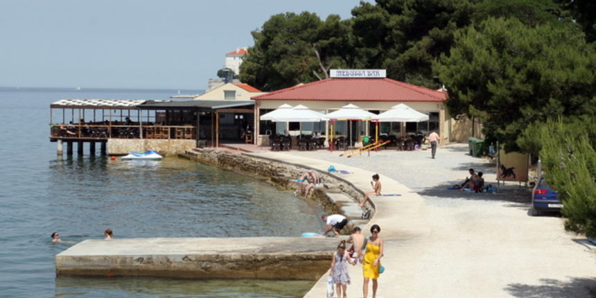 Zadar,150610.
Medussa Bar koji se nalazi na gradskoj plazi Kolovare je top tema gradskoj vlasti.
Objekt je ogromnih gabarita,prosiren je na okolno zemljiste,na pomorsko dobro i na samo more i to bez ikakve gradjevinske ili bilo kakve druge dozvole.
Fot Zadar,150610.
Medussa Bar koji se nalazi na gradskoj plazi Kolovare je top tema gradskoj vlasti.
Objekt je ogromnih gabarita,prosiren je na okolno zemljiste,na pomorsko dobro i na samo more i to bez ikakve gradjevinske ili bilo kakve druge dozvole.
Fot
