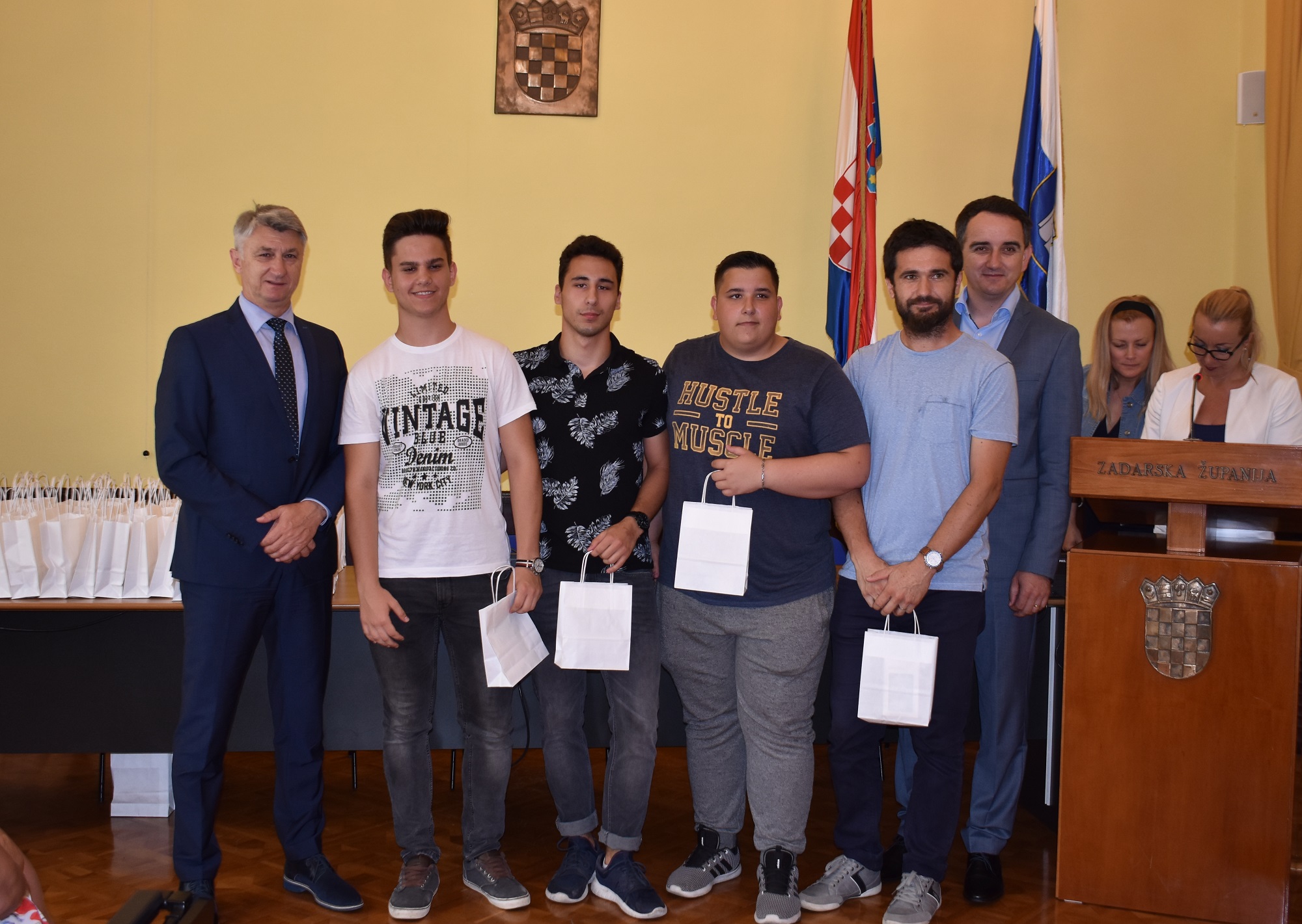 Župan ugostio nagrađene učenike osnovnih i srednjih škola Župan ugostio nagrađene učenike osnovnih i srednjih škola