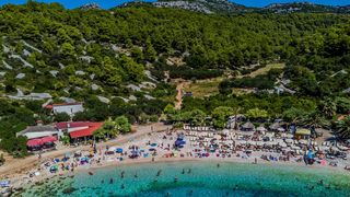 Spektakularan pogled iz zraka na uvalu i otočić Pokonji Dol kod Hvara