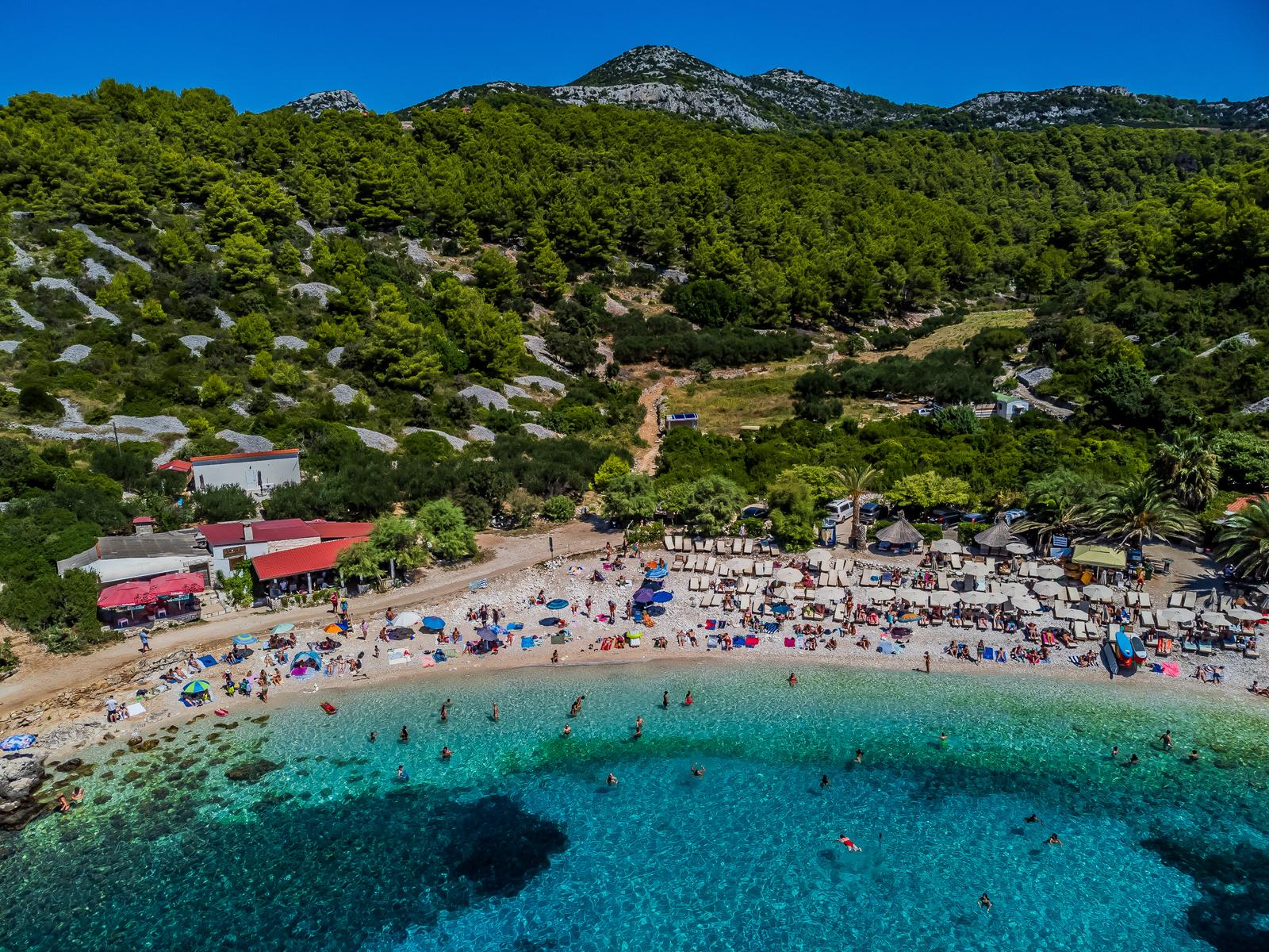 Spektakularan pogled iz zraka na uvalu i otočić Pokonji Dol kod Hvara