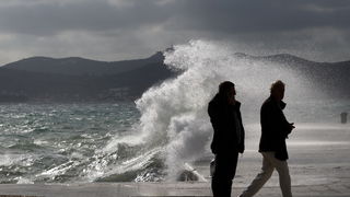 Zadar, 111112.
Jako jugo od ranih jutarnjih sati puse na zadarskom podrucju, temperatura zraka je ugodnih 20 stupnjeva. Detalj sa zadarske rive.
Foto: Jure Miskovic / CROPIX Zadar, 111112.
Jako jugo od ranih jutarnjih sati puse na zadarskom podrucju, temperatura zraka je ugodnih 20 stupnjeva. Detalj sa zadarske rive.
Foto: Jure Miskovic / CROPIX