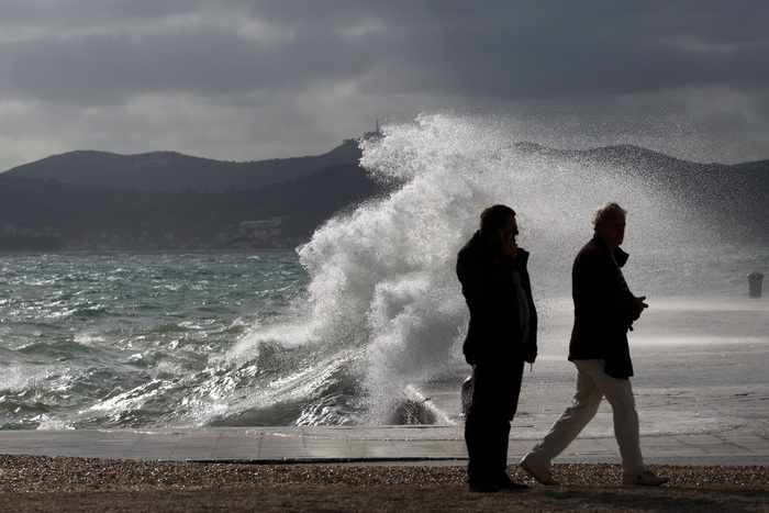 Zadar, 111112.
Jako jugo od ranih jutarnjih sati puse na zadarskom podrucju, temperatura zraka je ugodnih 20 stupnjeva. Detalj sa zadarske rive.
Foto: Jure Miskovic / CROPIX Zadar, 111112.
Jako jugo od ranih jutarnjih sati puse na zadarskom podrucju, temperatura zraka je ugodnih 20 stupnjeva. Detalj sa zadarske rive.
Foto: Jure Miskovic / CROPIX