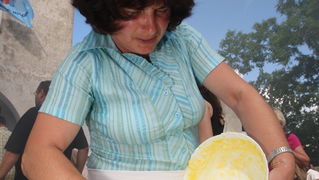 Zadar, 190610.
U mjestu Zelangrad pored obrovca po prvi put je organizirano natjecanje u pravljenju prisnaca (kolac). Marija Mitrovic je osvojila 1.mjesto, Radojka Zupan 2. i Ljubica Cacic 3.mjesto.
Na fotografiji: Radojka Zupan
Foto: Vladimir Ivanov / CR