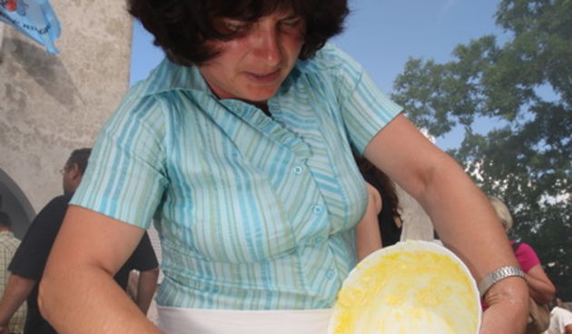 Zadar, 190610.
U mjestu Zelangrad pored obrovca po prvi put je organizirano natjecanje u pravljenju prisnaca (kolac). Marija Mitrovic je osvojila 1.mjesto, Radojka Zupan 2. i Ljubica Cacic 3.mjesto.
Na fotografiji: Radojka Zupan
Foto: Vladimir Ivanov / CR