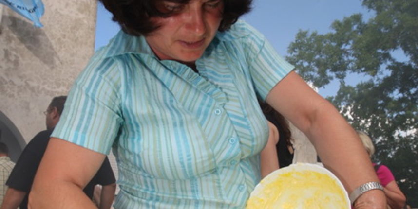 Zadar, 190610.
U mjestu Zelangrad pored obrovca po prvi put je organizirano natjecanje u pravljenju prisnaca (kolac). Marija Mitrovic je osvojila 1.mjesto, Radojka Zupan 2. i Ljubica Cacic 3.mjesto.
Na fotografiji: Radojka Zupan
Foto: Vladimir Ivanov / CR