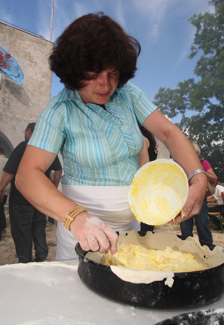 Zadar, 190610.
U mjestu Zelangrad pored obrovca po prvi put je organizirano natjecanje u pravljenju prisnaca (kolac). Marija Mitrovic je osvojila 1.mjesto, Radojka Zupan 2. i Ljubica Cacic 3.mjesto.
Na fotografiji: Radojka Zupan
Foto: Vladimir Ivanov / CR