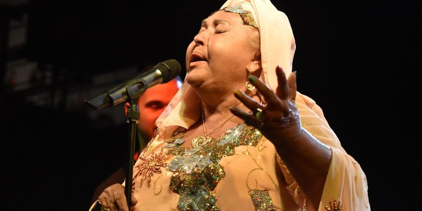 Esma Redžepova u klubu Arsenal Esma Redžepova u klubu Arsenal