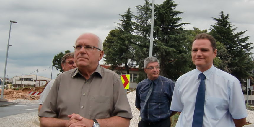 Izgradnja kružnog toka na križanju Ulice Benka Benkovića s ulicama Domovinskoga rata i Nikole Tesle, dovršena je i danas je rotor pušten u promet, odnosno otvorena su njegova tri traka, ulice Domovinskog rata i Nikole Tesle. Izgradnja kružnog toka na križanju Ulice Benka Benkovića s ulicama Domovinskoga rata i Nikole Tesle, dovršena je i danas je rotor pušten u promet, odnosno otvorena su njegova tri traka, ulice Domovinskog rata i Nikole Tesle.