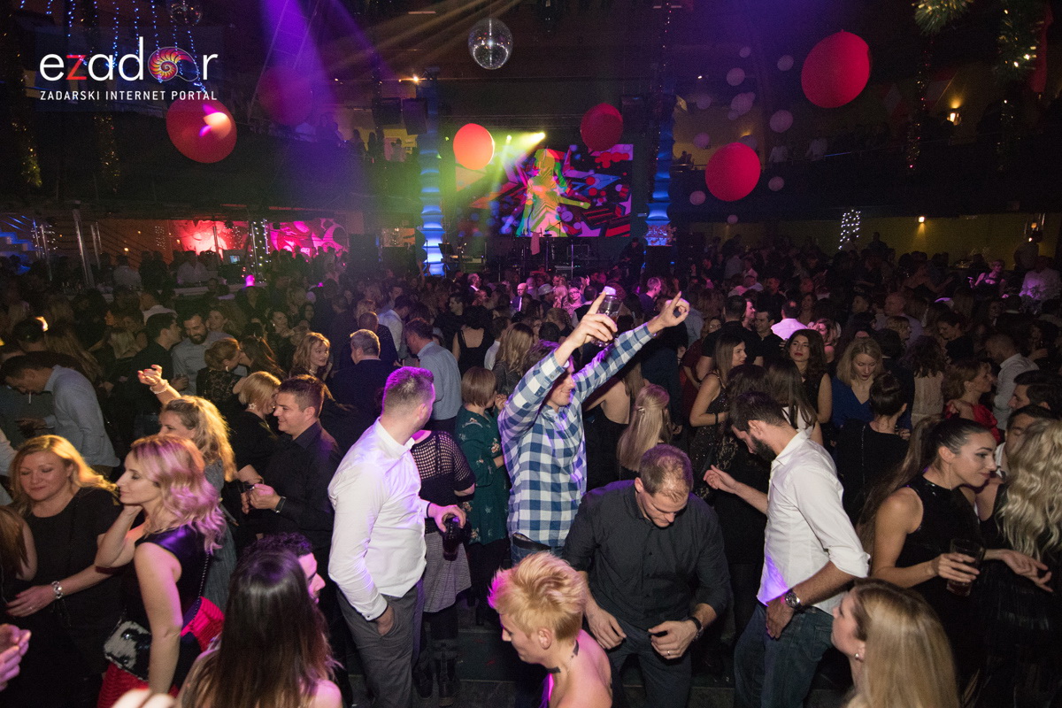 Ludnica u Saturnusu: Najbolji doček u svemiru i šire Ludnica u Saturnusu: Najbolji doček u svemiru i šire