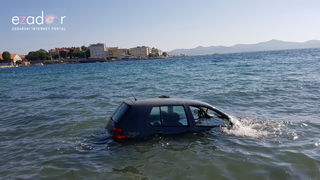 Divljao golfom po Brodarici pa završio u moru kod HAZU-a Divljao golfom po Brodarici pa završio u moru kod HAZU-a