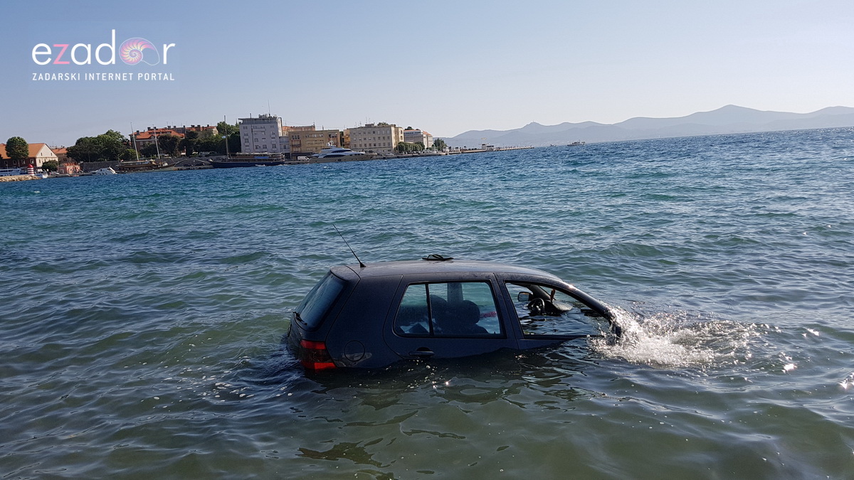 Divljao golfom po Brodarici pa završio u moru kod HAZU-a Divljao golfom po Brodarici pa završio u moru kod HAZU-a