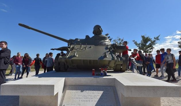 Zadar danas obiljezava 25. obljetnicu obrane Grada. 6. listopada 1991. otporom hrvatskih branitelja sprijecen je prodor srpskih snaga u grad. Kod spomen obiljezja na Dracevcu odrzan je svecani skup. Photo: Dino Stanin/PIXSELL