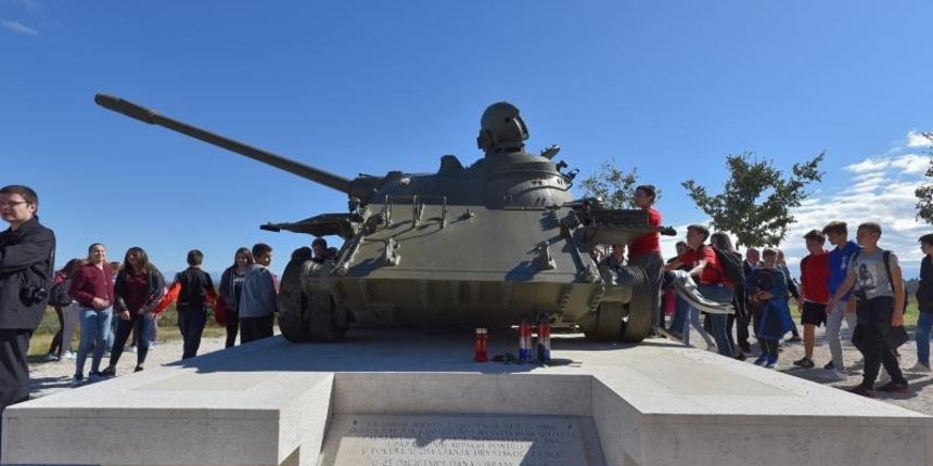 Zadar danas obiljezava 25. obljetnicu obrane Grada. 6. listopada 1991. otporom hrvatskih branitelja sprijecen je prodor srpskih snaga u grad. Kod spomen obiljezja na Dracevcu odrzan je svecani skup. Photo: Dino Stanin/PIXSELL