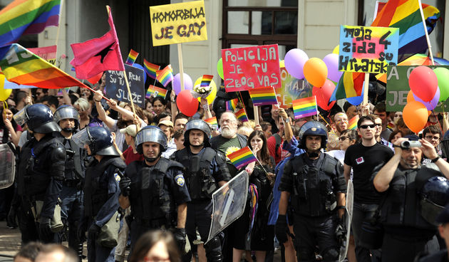 Danas se na Trg zrtava fasizma odrzava “Zagreb Pride 2010.” koji se ove godine odrzava pod sloganom “Hrvatska to moze progutati”, s temom “Sloboda seksualnog izrazavanja i razlicitost seksualnih praksi”. Na slici: povorka gay populacije u pratnji policijs