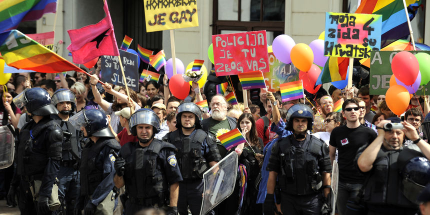 Danas se na Trg zrtava fasizma odrzava “Zagreb Pride 2010.” koji se ove godine odrzava pod sloganom “Hrvatska to moze progutati”, s temom “Sloboda seksualnog izrazavanja i razlicitost seksualnih praksi”. Na slici: povorka gay populacije u pratnji policijs Danas se na Trg zrtava fasizma odrzava “Zagreb Pride 2010.” koji se ove godine odrzava pod sloganom “Hrvatska to moze progutati”, s temom “Sloboda seksualnog izrazavanja i razlicitost seksualnih praksi”. Na slici: povorka gay populacije u pratnji policijs