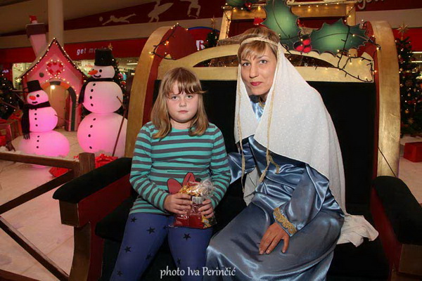 Sv. Luce razveselila mališane u Supernova centru, Foto: Iva Perinčić Sv. Luce razveselila mališane u Supernova centru, Foto: Iva Perinčić
