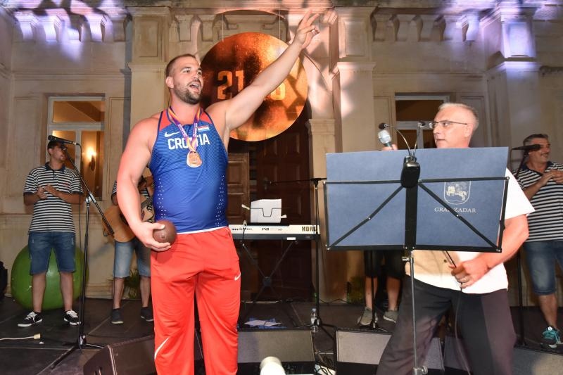 Svečani doček brončanog Stipe Žunića na Narodnom trgu