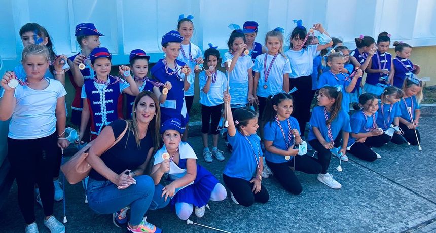 Mažoretkinje otoka Ugljana i Pašmana Mažoretkinje otoka Ugljana i Pašmana