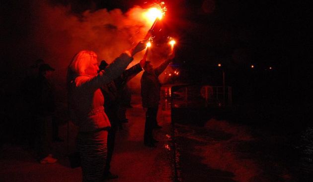 19.02.2014., Preko – U Preku na otoku Ugljanu organizirana je bakljada pod nazivom “Osvijetlimo otoke – jos nas ima”. Otocani protestiraju bakljadom protiv ukidanja malog ribolova i dr. Photo: Dino Stanin/PIXSELL